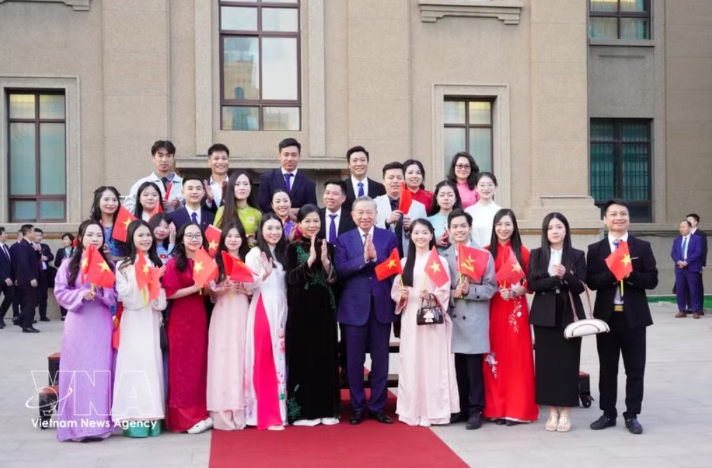Top leader meets Vietnamese community in Beijing